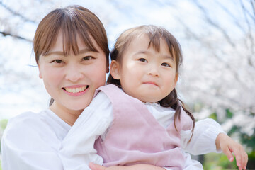 Fototapeta premium 花見をする女の子とお母さんのポートレート
