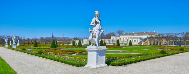 Blick auf den Renaissancegarten der Herrenhäuser Gärten, mit schönen antiken Skulpturen, in Hannover, Deutschland.

