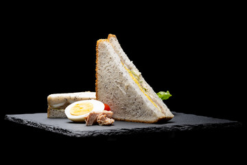 Sandwich de atún y huevo