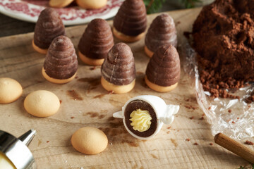 Fillling wasp nests, Czech no-bake Christmas cookies, with eggnog cream