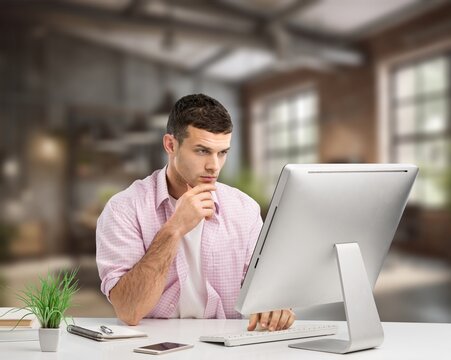 A young smart businessman iwork in a coffee shop.