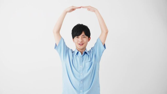 私服姿の若い男性　ライフスタイルイメージ	