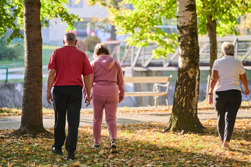 Obraz premium A group of senior friends takes a well-deserved break in nature, fostering not only fitness but also camaraderie and a shared commitment to maintaining a healthy and active lifestyle in their golden