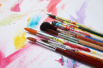 Obraz premium Dirty paint brushes on white background