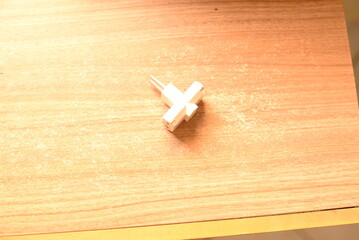 Adaptador de tomada em formato de T em cima da mesa © LuanLeonel