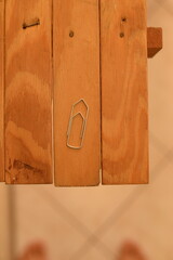 clips de papel em cima da mesa de madeira © LuanLeonel