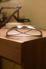 oculos juliete em cima da mesa © LuanLeonel