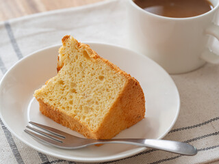 手作りのシフォンケーキとホットコーヒー