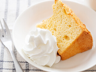 クリームを添えたシフォンケーキ