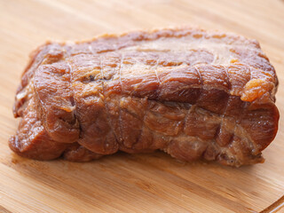 ウッドボードの上の自家製チャーシュー