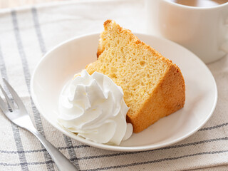 クリームを添えたシフォンケーキ