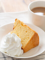 クリームを添えたシフォンケーキ