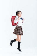 ランドセルを背負ってジャンプする小学生