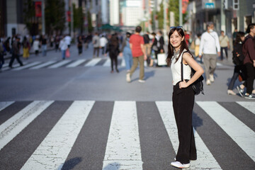 Dynamic crossing, Unseen faces on the move in Tokyo, a testament to the bustling energy of the city. - obrazy, fototapety, plakaty