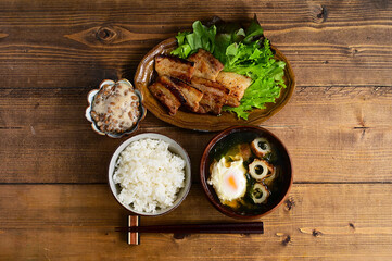 一汁二菜　豚の味噌漬け焼きと納豆