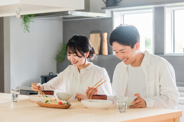 家で食事をする夫婦・カップル（自炊）
