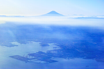 航空機の機内から見た横浜市磯子区エリアと富士山
