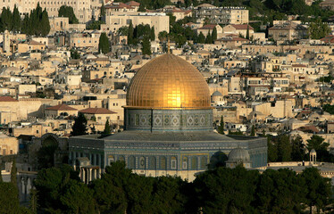 Obraz premium The Dome of the Rock Mosque in Jerusalem was built hundreds of years ago and is distinguished by its beautiful colors and decorations