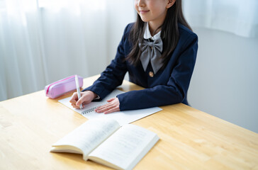 学習をする制服を着た女の子