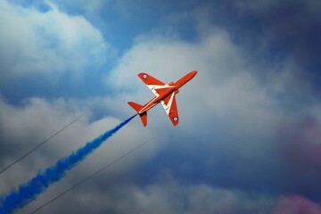 royal air force red arrow hawk - obrazy, fototapety, plakaty