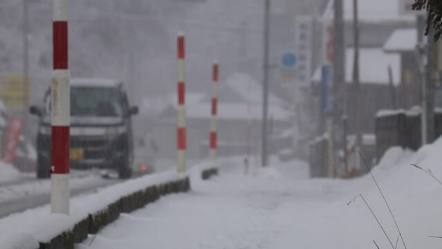 雪が降る街　自動車　道路　冬の情景