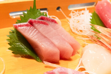 刺身の盛り合わせの中にある「ハマチの刺身」