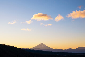 冬の早朝の富士山、優しく淡い色の空