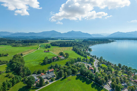 Blick &uuml;ber das s&uuml;d&ouml;stliche Chiemsee-Ufer zum oberbayerischen Alpenrand