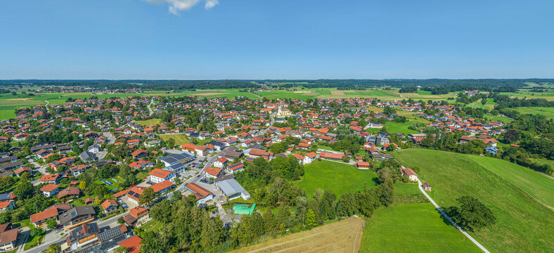 Luftaufnahme der Gemeinde Chieming in Oberbayern