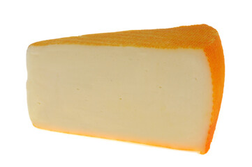 Morceau de fromage Saint-Paulin en gros plan sur fond blanc.