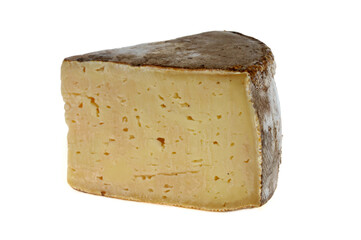 Morceau de tomme de Domessin en gros plan sur fond blanc.