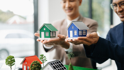 Salesman Hands On House Model , Small Toy House Small Mortgage Property insurance .