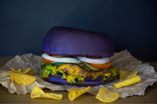 hamburger with chips