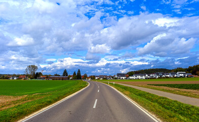 Staatsstraße 2020 vor Weißenhorn im schwäbischen Landkreis Neu-Ulm in Bayern