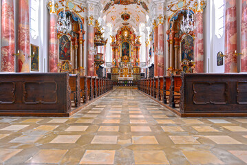 Fototapeta na wymiar Innenansicht der Frauenkirche (Zu Unserer Lieben Frau) in Günzburg, Schwaben (Bayern) 