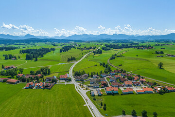 Blick über Lengenwang im Allgäu zum ostallgäuer Alpenrand