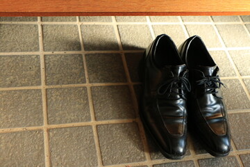揃えられた黒い革靴