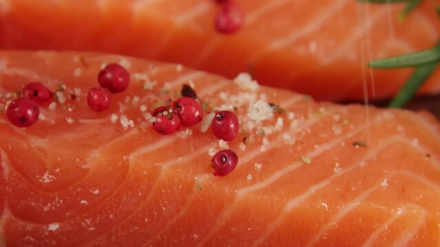 morceaux de saumon cru, en gros plan, sur une planche &agrave; d&eacute;couper	