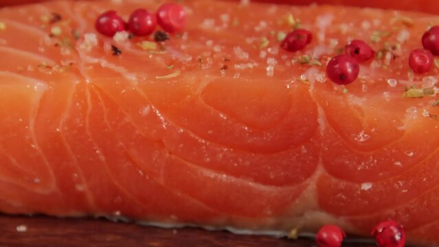 morceaux de saumon cru, en gros plan, sur une planche &agrave; d&eacute;couper	