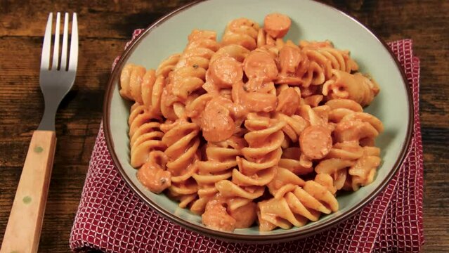 p&acirc;tes aux saucisses et &agrave; la sauce tomate dans un plat