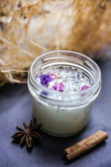 kerzen und strohblumen