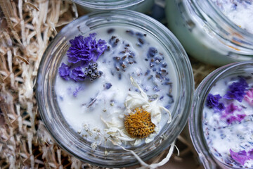 kerzen und strohblumen