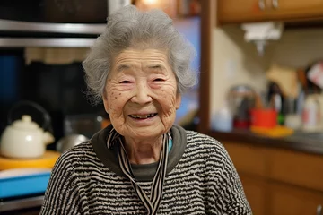 Fotobehang 和風の家に暮らす日本の笑顔のおばあちゃん（田舎・終活・実家） © Maki_Japan
