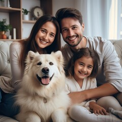 Joven familia feliz disfrutando con su adorable perro en casa. Jugando con su mascota. Amor por los animales.