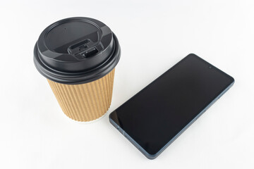 スマートフォンと紙コップ。コーヒーブレイクのイメージ