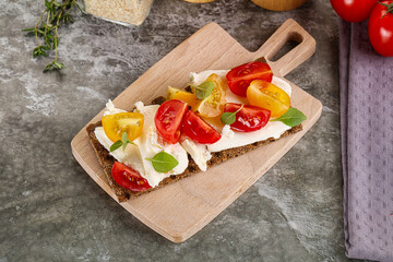 Grain bread with tomato and cream cheese