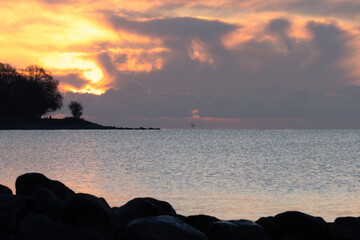 Dramatische Lichtstimmung an der Ostsee Küste am Bülker Huk. - obrazy, fototapety, plakaty