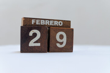 29 de Febrero. Año Bisiesto. Día adicional en el calendario. Cubos y bloque de madera sobre superficie blanca y fondo claro.  