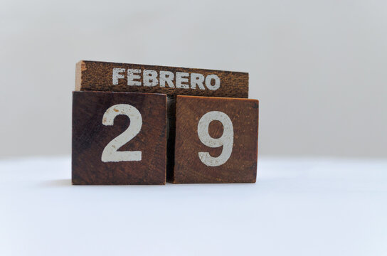 29 de Febrero. A&ntilde;o Bisiesto. D&iacute;a adicional en el calendario. Cubos y bloque de madera sobre superficie blanca y fondo claro.  