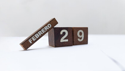 Año Bisiesto, 29 de Febrero, día extra en el calendario. Cubos y bloque de madera sobre superficie blanca y fondo claro.  © Will Labrador